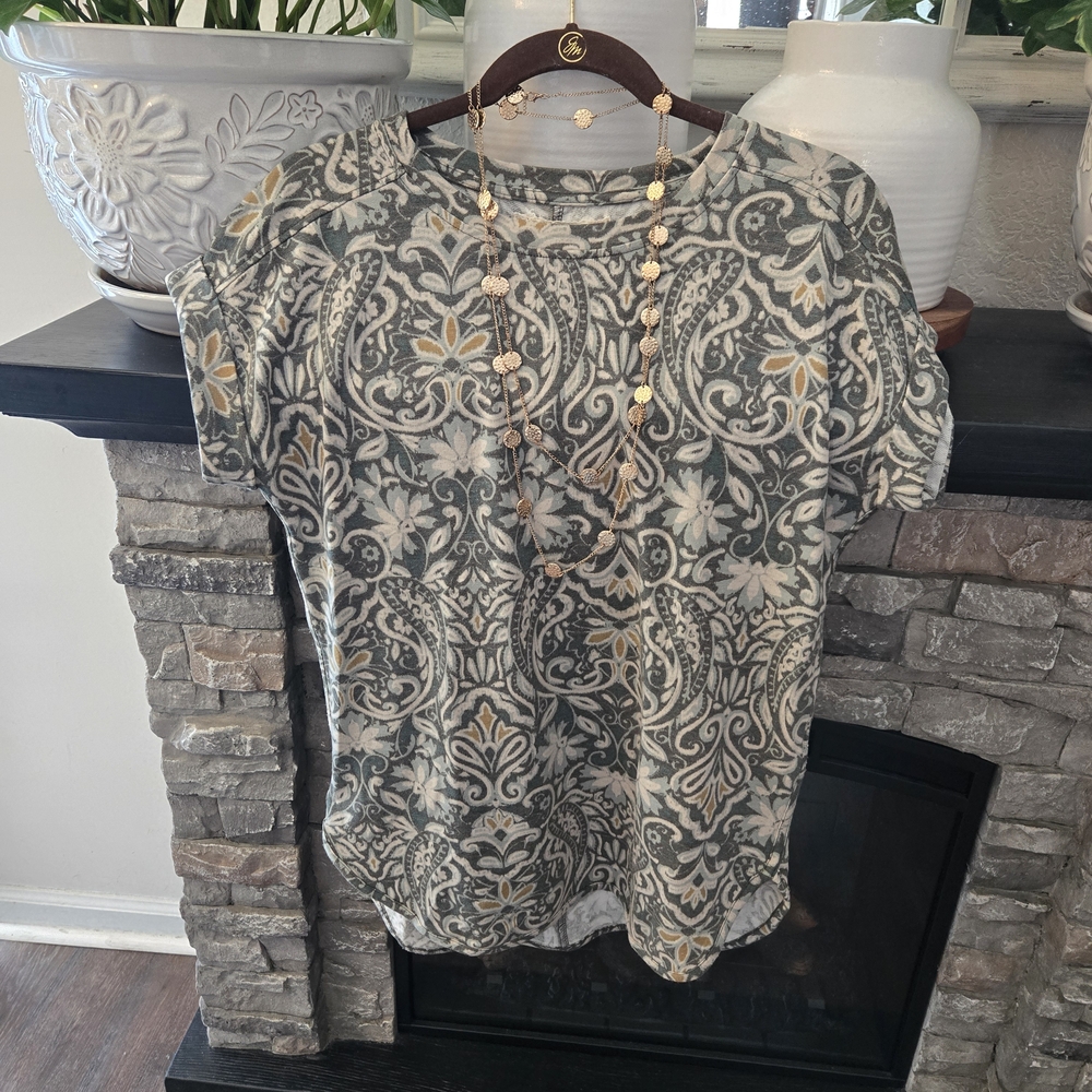 Cupio Gray and Cream Floral Short Sleeve Top